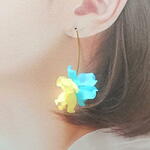 （送料無料)花びらピアス（ウクライナの国旗色）②　
