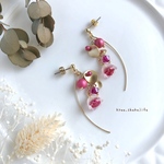 - flower in flower - short -    鈴蘭とかすみ草のゆらゆらピアス/イヤリング   マゼンダピンク     春 花 フラワー ボタニカル レジン 