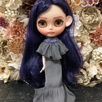 【セール価格】 Iラインフリルケープドレス:チャコールグレー　ブライス　アウトフィット