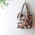 くったりバッグミニ　黒地に扇と和の花々