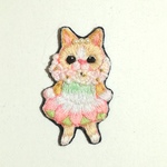 桜の妖精　猫の刺繍ブローチ