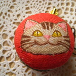 マカロンケースのストラップ　(にんまり猫　赤)
