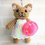 お出かけ猫さん帽子を持って②【茶猫・パステルマーブル・ローズ帽子】ストラップ
