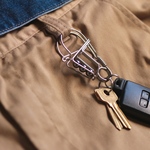 カラビナ65/ヘマタイト 男性へのバレンタインのギフトやメンズへの誕生日プレゼントにもおすすめのキーリング