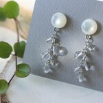 ＊爽やかな印象のホワイトシェルとクリスタルクォーツのスタッドピアス＊イヤリングに変更可能＊4月の誕生石