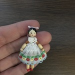 ペグドール風ミニチュアドール・ウッドビーズの人形・お花ドレス