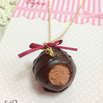 かじりかけチョコのネックレス（トリュフ型）