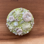 ビーズ刺繍くるみボタン（ヘアゴム/ブローチ）