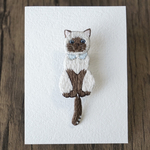 つけ襟猫ちゃんの刺繍ブローチ/シャム猫/ブルー系アイ