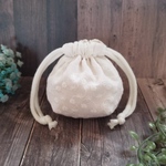 花柄刺繍のまるっとしじみ巾着［オフホワイト］