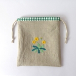 たんぽぽ刺繍　リネン四角巾着　内布グリーンギンガムチェック