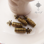 【4個セット】消火器 チャーム パーツ 消防士（ アンティークカラー / 真鍮古美 ） 