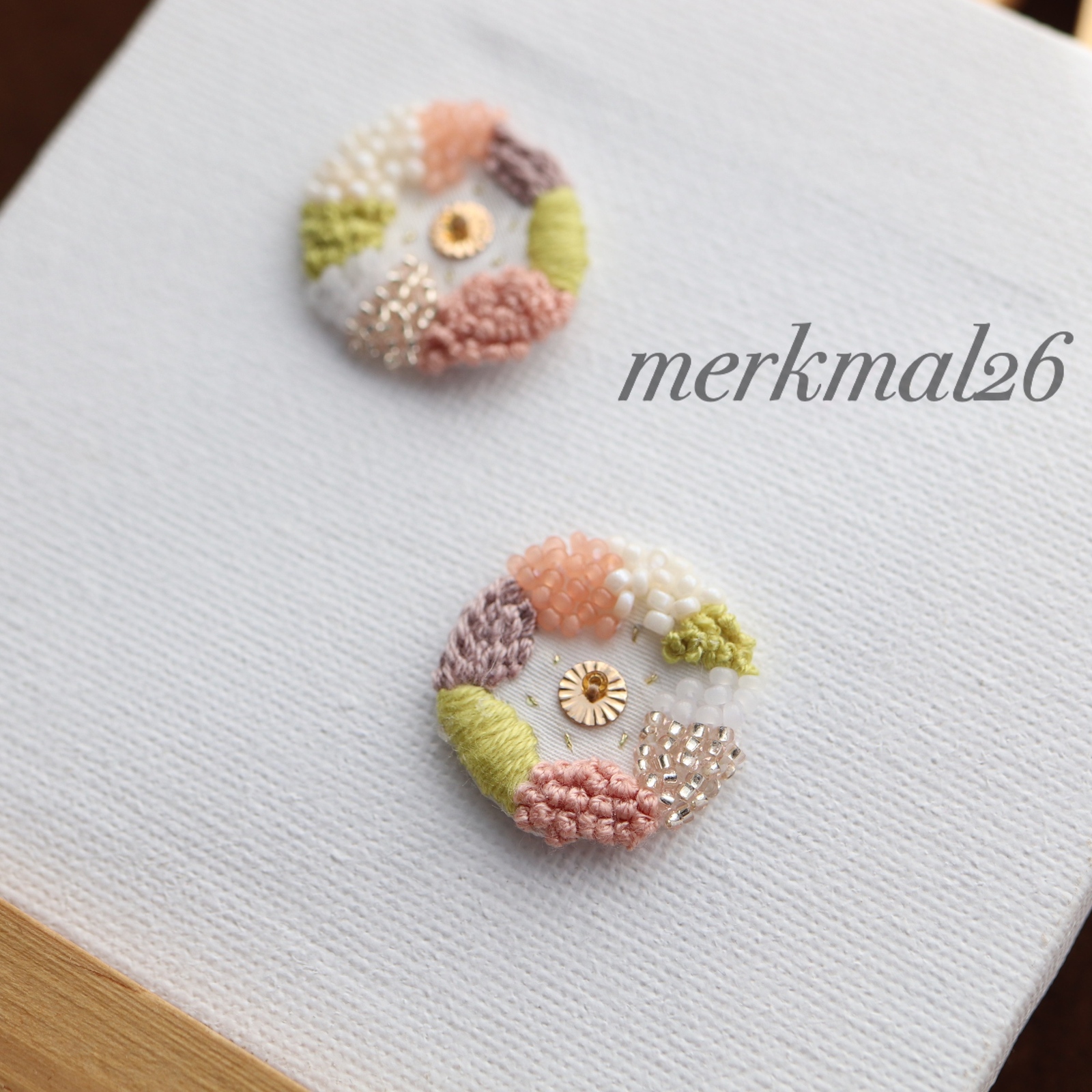 刺繍　イヤリング　丸　ビーズ　ピアス　スパンコール　花　いってんもの　一点物　個性的　個性　個性派　唯一無二　フレンチシック　カラフル　モチーフ　古着　古着系　ギフト　オレンジ　ヴィンテージライク