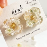 白いお花　イヤリング　レジン　レジンイヤリング　レジンアクセサリー　レジンアクセ　お花イヤリング　ドライフラワー