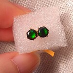 送料無料☆４ミリ ブラック オパール ピアス　＠サージカルステンレス(ポスト金色)