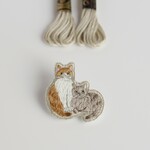 寄り添う猫2匹の刺繍ブローチ<受注制作>