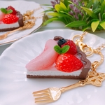 ピーチとベリーのタルトバックチャーム　フォーク付き☆誕生日☆フェイクスイーツ☆フェイクタルト☆ラズベリー☆いちご☆桃☆スイーツモチーフ☆ピーチ