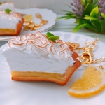 レモンメレンゲタルトバックチャーム　レモンチャーム&フォークチャーム付☆誕生日☆フェイクスイーツ☆フェイクタルト☆メレンゲ☆レモンケーキ☆クレイケーキ
