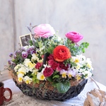 ラナンキュラスと育種ビオラの花束植えビーナッツバスケット