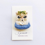 おしゃれする猫の刺繍ブローチ ミモザの花冠
