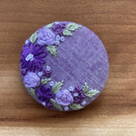 刺繍くるみボタン（ヘアゴム/ブローチ）