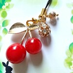 大きなさくらんぼのストラップ