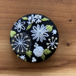 ビーズ刺繍くるみボタン（ヘアゴム/ブローチ）