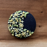 刺繍くるみボタン（ヘアゴム/ブローチ）