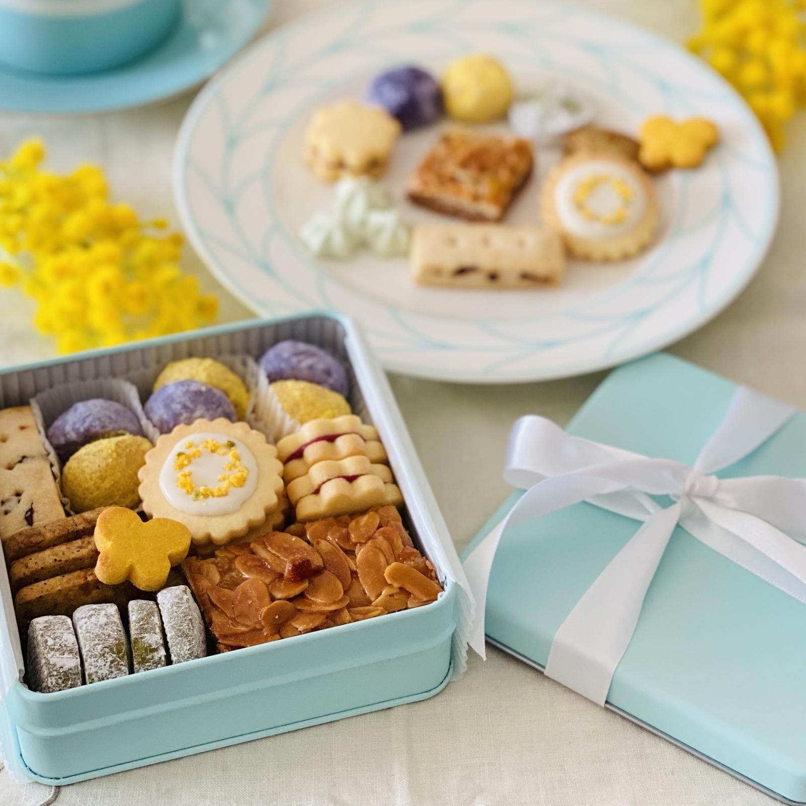 ド*ん様 ビジュー缶（青）50缶入 ビジュー缶ブルー】お菓子のミカタ缶入りバタークッキー｜おしゃれ