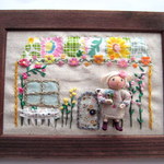 (sさまオーダー）小さなひつじ娘とお家の刺繍壁掛けd