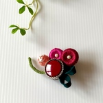 刺繍 紅花ブローチ