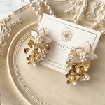 botanical white flower bijou pierce［ワイヤーフラワー　レジン　大ぶり　ビジュー　ピアス　イヤリング］