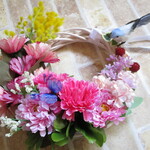 ◇348 🦋青い小鳥　ミモザとピンクのお花、蝶のリース🐤💐 ※中サイズ・約19.5㎝・１点物