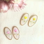 小さな花咲く絵画風イヤリング