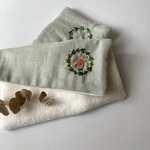 ガーゼハンカチ 青いリボンのうさぎさんの刺繡