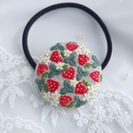 いちごいっぱいの刺繍ヘアゴムくるみボタン