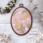 【ミモザの刺繍フレーム　桜色】オイルパステルで描いた手作りのカード付き。刺繍のあるインテリアでおうち時間をお気に入りの空間に♡