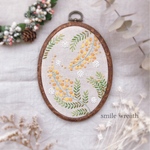 【ミモザの刺繍フレーム　白】　母の日の贈り物や会いたい方へのギフトにおすすめ♡　刺繍のあるインテリアでおうち時間をお気に入りの空間に♡