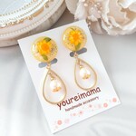 パールが揺れる黄色い花のイヤリング ピアス