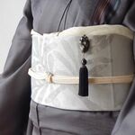 手描き金黒狐面の帯飾り（根付）（べっ甲風プレート付き）・ブラックオニキスとタッセルパーツ