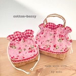 お弁当袋とコップ袋《2点セット》トリックバスケットとリボン苺…🍓--cotton-berryオリジナル持ち手付き--cute…ෆ‪