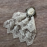 カメオ風2段ジャボタイ風ブローチ白オフホワイトレース　古美