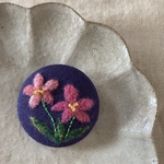 羊毛刺繍ブローチ〈サクラソウ〉