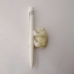 ペンをけりけりするねこ(ペン置き)