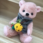 (SALE)ハンドメイドもうすぐ春ですね🌸芋虫ポシェットを提げベストを着た春色テディベア風クマ🧸さんぬいぐるみ