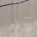 SALE＊数量限定＊ほんのりピンク色　桜シェルの優しく揺れるピアス＊大きめ＊イヤリングに変更可能＊高品質＊14ｋｇｆ
