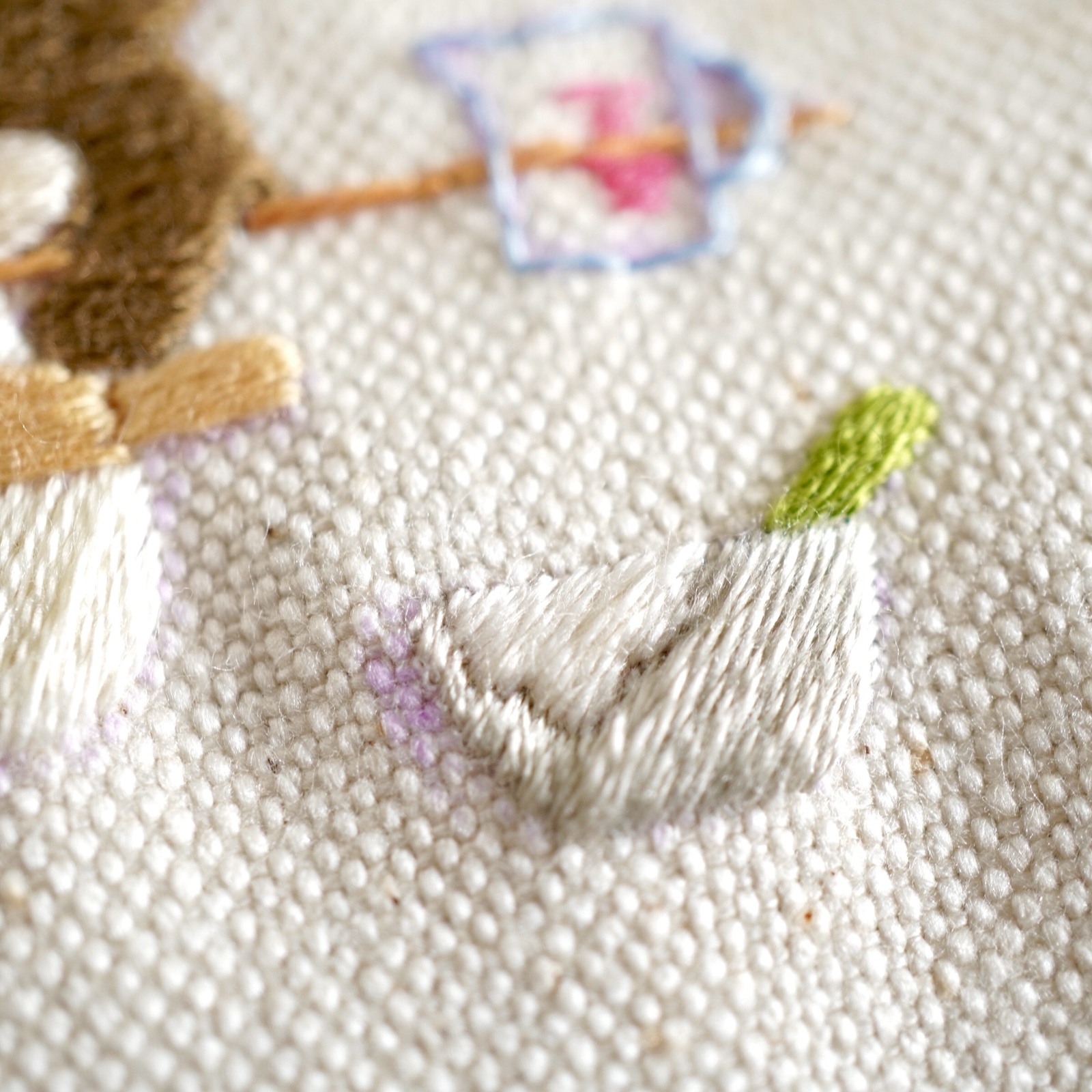 ちびくま工房　グーグリーちゃんの手のひらサイズのお針箱　赤糸刺繍のカルトナージュ クマ（ひつじ）さんのカウル新生児サイズ（～1歳）☆と、皆さん