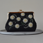 刺繍　がま口ポーチ　ビーズ入り