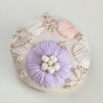 お花の刺繍ヘアゴム　うすむらさきのまるい花　金糸　ビーズ