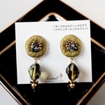 【送料無料】Fuchidori❇︎beads花のビーズ刺繍ピアス/イヤリング/ノンホールピアス（マスタードイエロー・黄色）アンティーク/秋/冬/ヴィンテージ/大ぶり